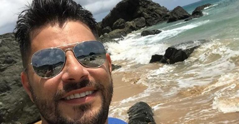 Evaristo Costa posa sem camisa em Fernando de Noronha e diverte fãs: ”Fake”