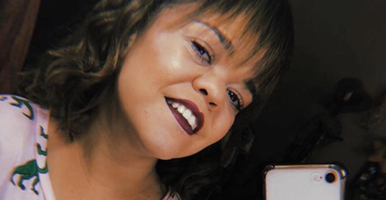 Juliana Caldas sensualiza em foto na piscina e recebe elogios: ”Linda”
