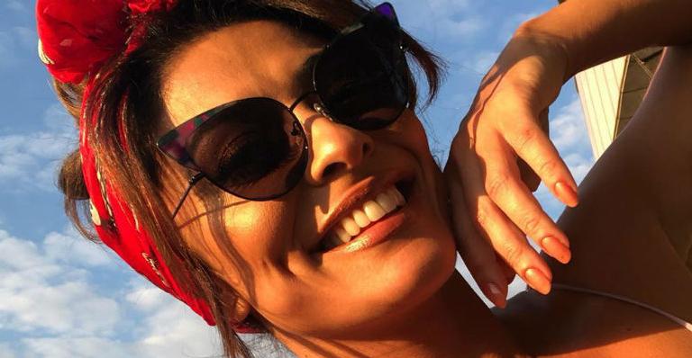 Juliana Paes exibe barriga trincada durante férias em Ibiza