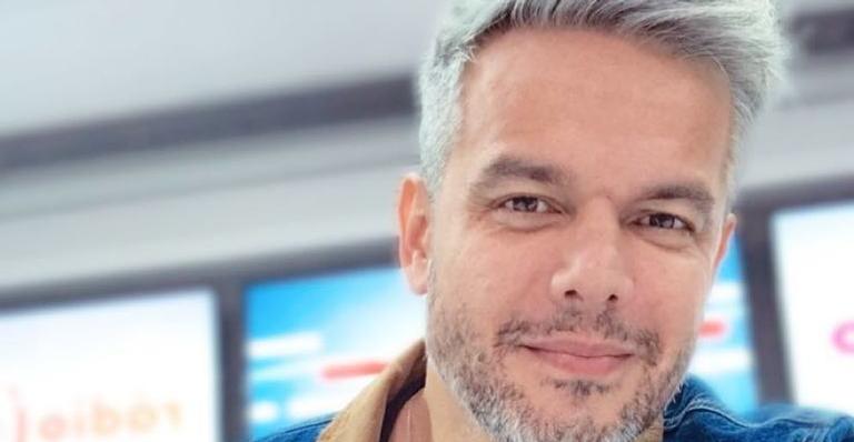 Otaviano Costa se espanta com aparência em foto antiga: ”Que capacete de cabelo é esse?”