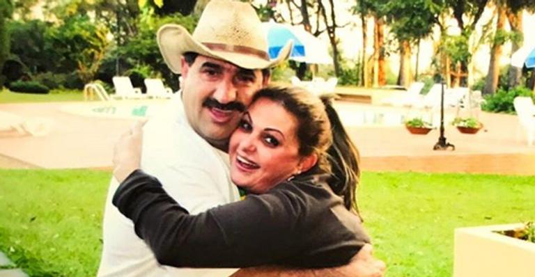 Ratinho compartilha foto antiga ao lado da esposa e relembra casamento