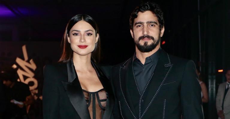 Renato Goes posta foto de bumbum de Thaila Ayala e mão boba chama atenção