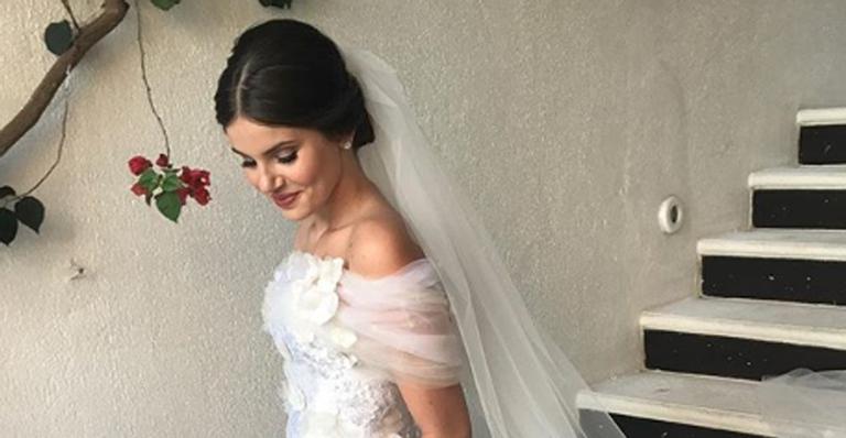 Camila Queiroz aposta em vestido romântico com aplicação de flores