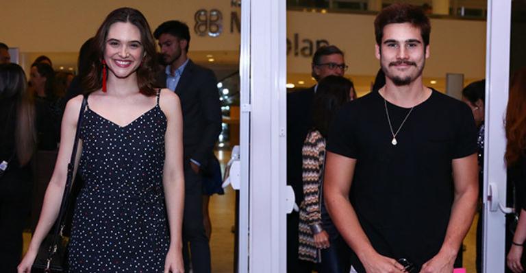 Juliana Paiva e Nicolas Prattes vão juntos a estreia de peça, mas posam separados