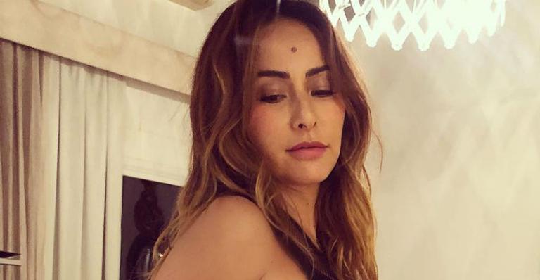 Grávida de 6 meses, Sabrina Sato posta foto de lingerie e exibe barrigão