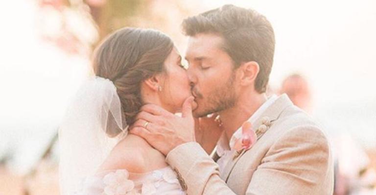 Em Jericoacoara, Camila Queiroz mostra aliança de casamento