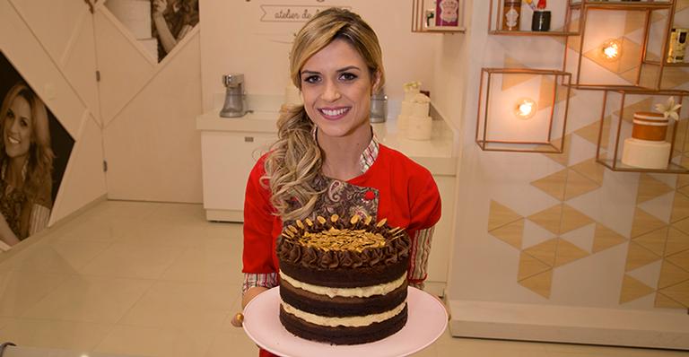 Beca Milano ensina receita de bolo de chocolate com fudge de limão