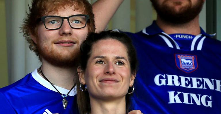 Longe do glamour, Ed Sheeran casa em segredo