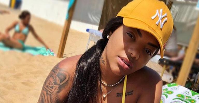 Na Espanha, Ludmilla posa de biquíni e exibe o corpo em boa forma