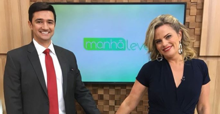Maria Cândida é surpreendida com pedido de namoro ao vivo