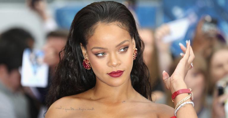 De cara limpa, Rihanna faz raríssima aparição ao lado dos pais: ”Meu lar”
