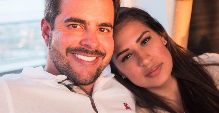 Simone presenteia o marido, Kaká Diniz, com sapato de grife