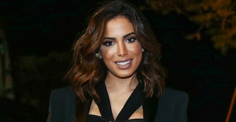 Anitta ousa e investe em make ”estranha’’ para programa de TV mexicano
