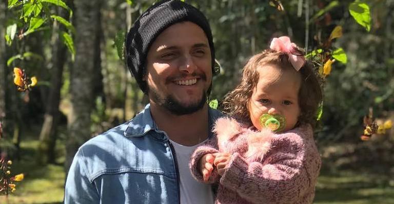 Bruno Gissoni mostra Madalena animadíssima assistindo desenho e encanta a web