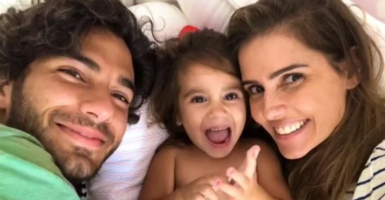 Deborah Secco encanta seguidores ao filmar Maria Flor cantando fantasiada de Moana
