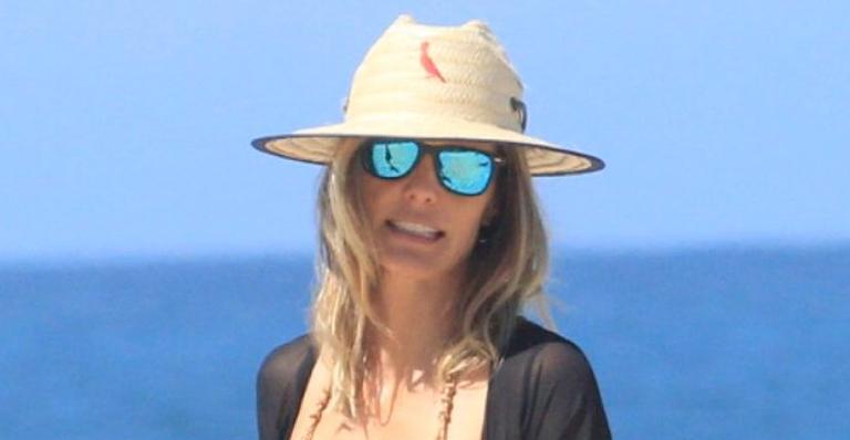 Aos 41 anos, Fernanda Lima exibe corpão em microbiquíni