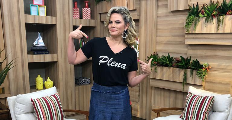 Maria Cândida posa ao lado do novo namorado e brinca: ”Cafona”