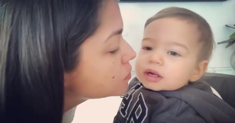 Thais Fersoza ganha beijinho de Teodoro e se declara ao filho: “Meu príncipe encantado”