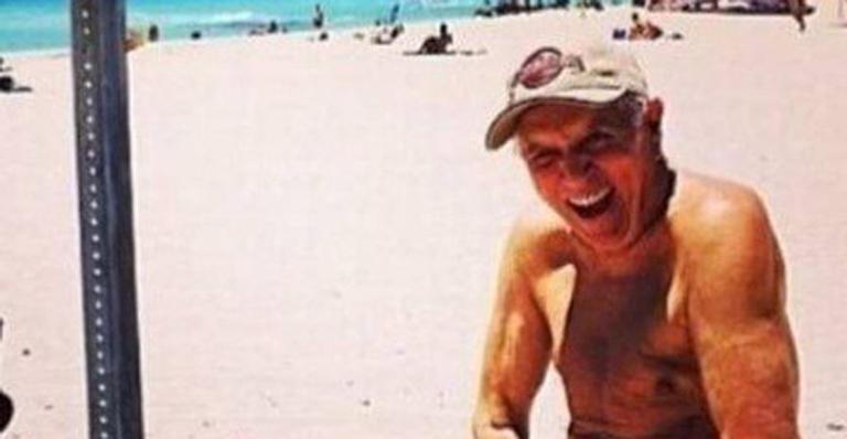 Carlos Alberto de Nóbrega curte praia de nudismo nos EUA