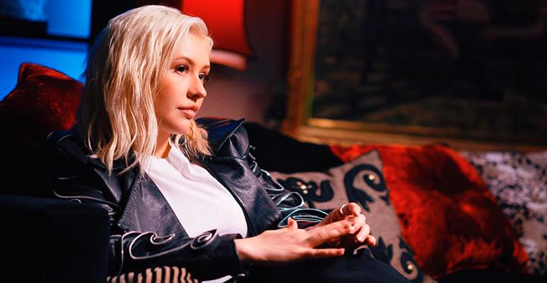 Christina Aguilera posa molhada e, em frase provocativa, convida: ”Vem nadar comigo”