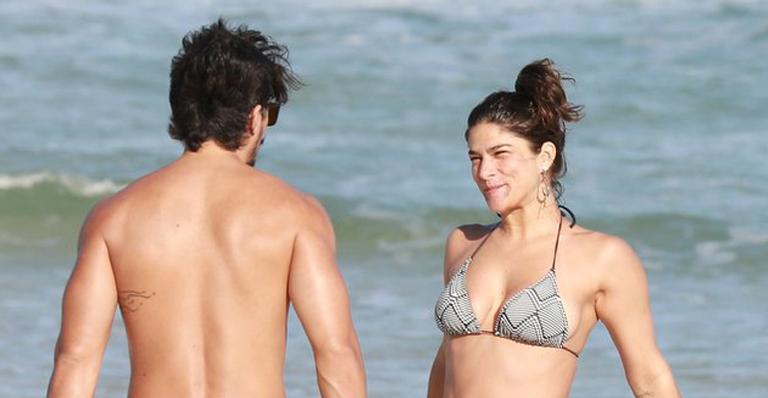 Em clima de romance, Priscila Fantin curte dia de praia ao lado do namorado