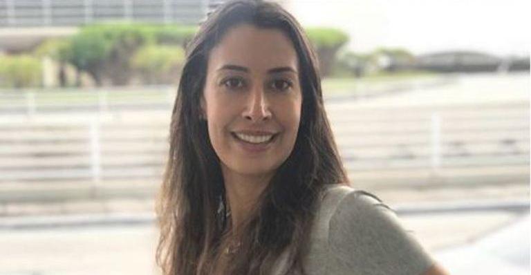 Grávida de gêmeas, Sheilla Castro exibe barrigão de biquíni na praia: ”Quase entrando no 7 mês!”