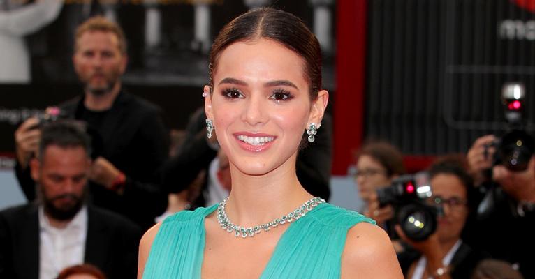 Bruna Marquezine surge deslumbrante no red carpet do Festival de Veneza