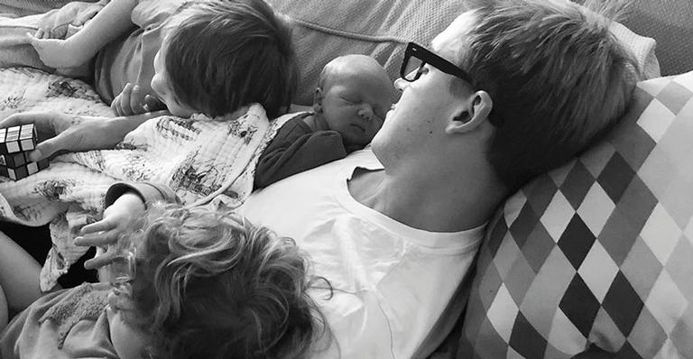 Tom Fletcher, do ‘McFly’, mostra filho recém-nascido sorrindo pela primeira vez