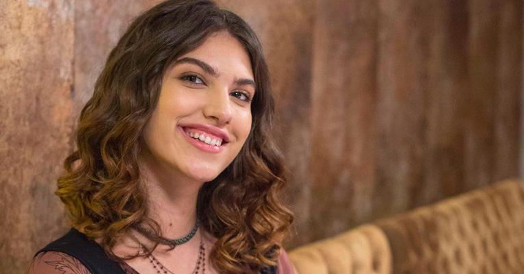 Giovanna Grigio posa de topless em piscina e ganha elogios: ”Deusa’’