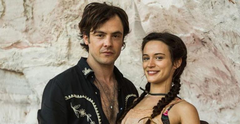 Reclusos, Bianca Bin e Sergio Guizé exibem novo visual no sítio em que moram