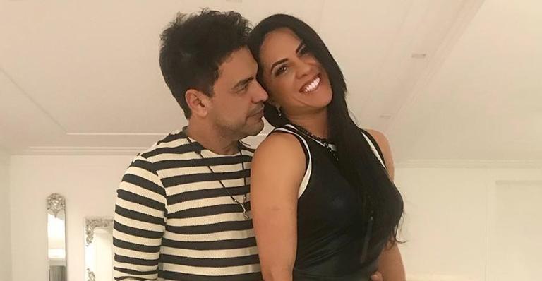 Zezé Di Camargo se descuida ao passear de Fusca com Graciele Lacerda