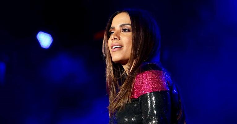 Anitta tranquiliza os fãs após se machucar em queda de escada: ‘‘Pancadas fortes’’
