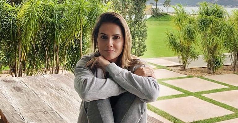 De roupão, Deborah Secco ganha massagem especial de companheira de elenco
