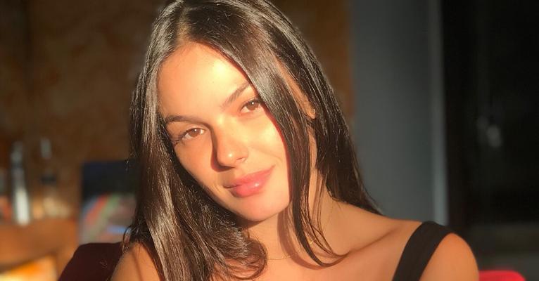 Isis Valverde pratica ioga e exibe elasticidade fantástica aos 7 meses de gravidez