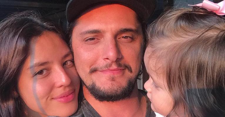 Bruno Gissoni e Yanna Lavigne trocam beijos e exibem boa forma em dia de praia no Rio