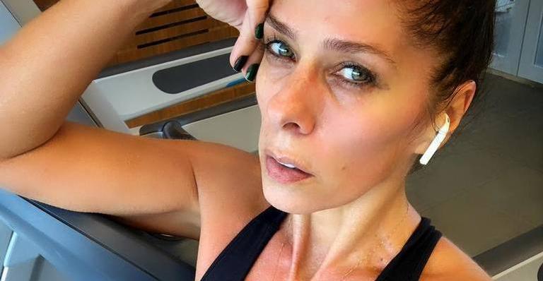 Adriane Gasliteu posa de biquíni transparente na Grécia e quase mostra demais