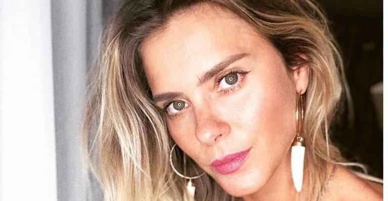 Carolina Dieckmann se aventura em árvore e fica a poucos centímetros do chão