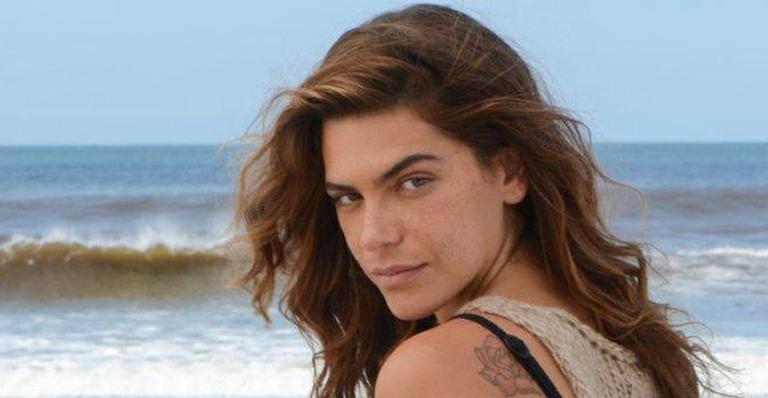 De peruca, Mariana Goldfarb exibe estrias no bumbum e ganha elogios por foto natural