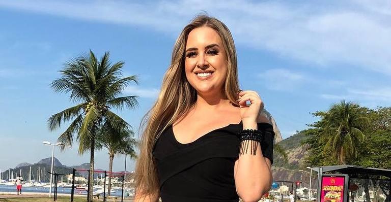 Ex-BBB Patrícia Leitte posa ao lado de homem seminu e se impressiona