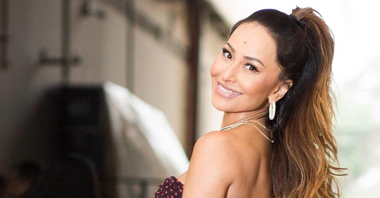 De biquíni, Sabrina Sato exibe barrigão de 7 meses de gravidez e revela o quanto engordou até agora