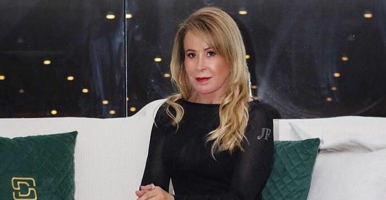 Zilu Camargo surta com coleção de revistas masculinas do namorado: ”Coisa de adolescente”