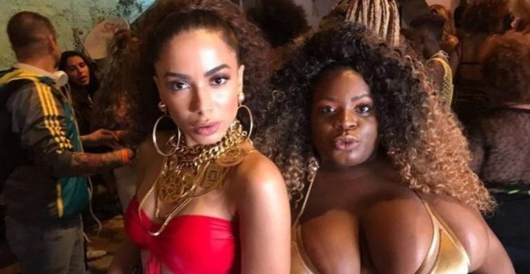 No dia de folga, Anitta curte piscina com amigos de Honório Gurgel e combina look com Jojo Todynho