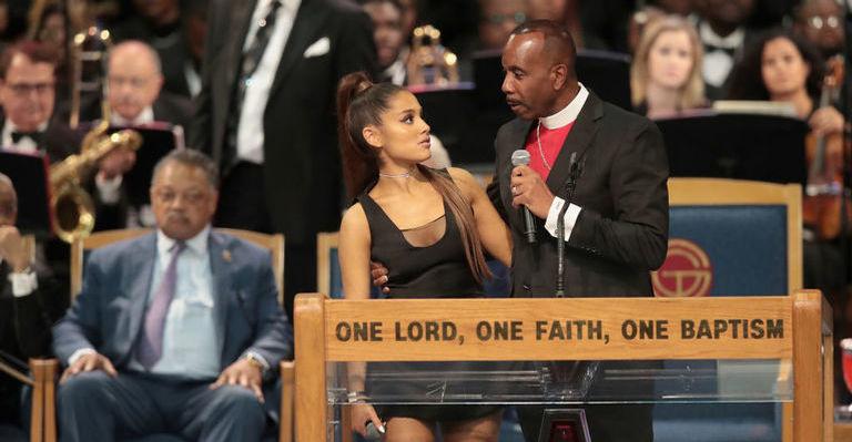 Bispo acusado de apalpar seios de Ariana Grande pede desculpas