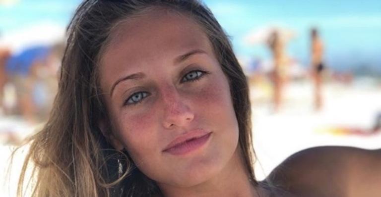 Bruna Griphao surpreende ao exibir barriga malhada durante dia na praia