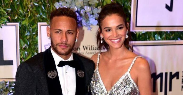 Bruna Marquezine surge ostentando iniciais de Neymar Jr. no pescoço
