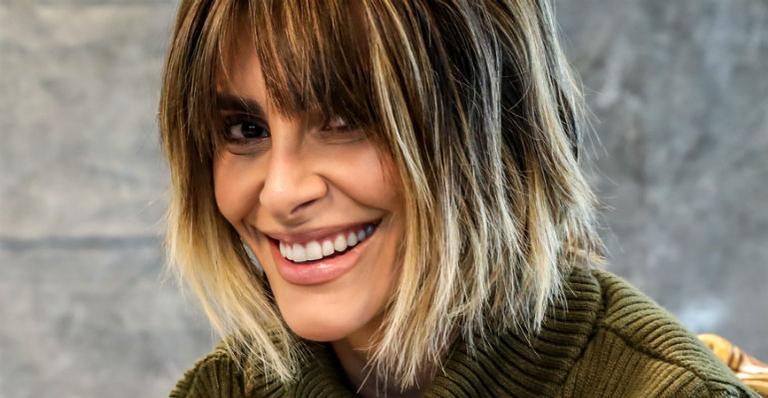 Cleo posa nua dentro da banheira e exibe tatuagem no cóccix