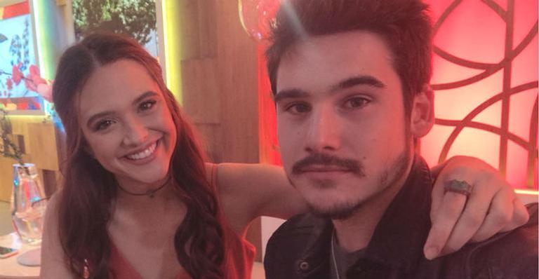 Nicolas Prattes dá show de fofura ao se declarar para namorada, Juliana Paiva