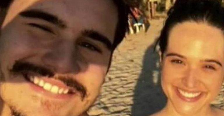 Nicolas Prattes e Juliana Paiva curtem Búzios em clima de romance