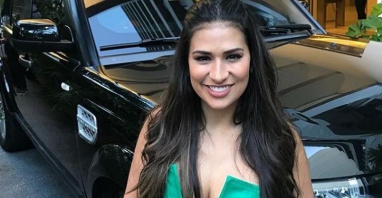 Simone é flagrada pelo marido com a roupa rasgada enquanto andava no aeroporto