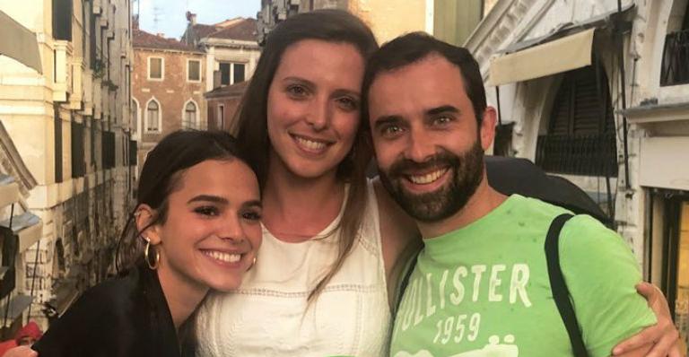 Bruna Marquezine encontra casal brasileiro em Veneza e tem a melhor reação